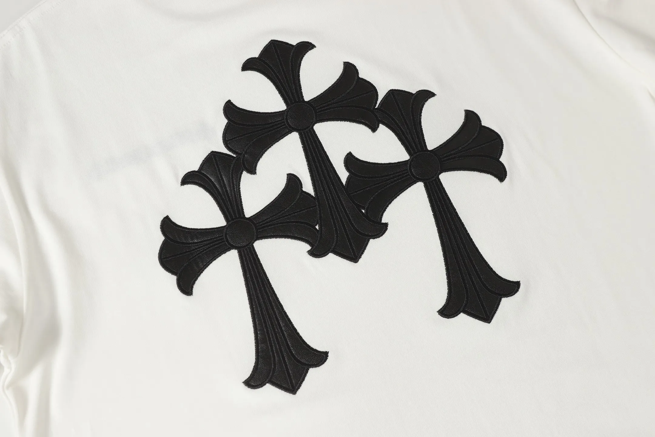 P170 Model 2210 280g heavy double yarn -Chrome Hearts/Chrome Heart Cross✝️Skin embroidered short-sleeved T-shirt -High weight, high density and high quality. The wool is soft, delicate and skin-friendly. It feels soft and silky. It has excellent warmth and skin-friendly properties. -Customized weaving and dyeing, no color difference. No matter the fabric or workmanship details, it beats the ordinary version on the market. -Colour: black white -Size: S M L XL